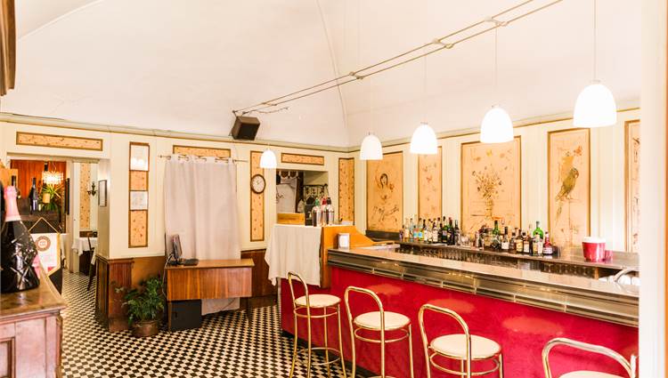 Secondo ingresso che porta al ristorante con bar s